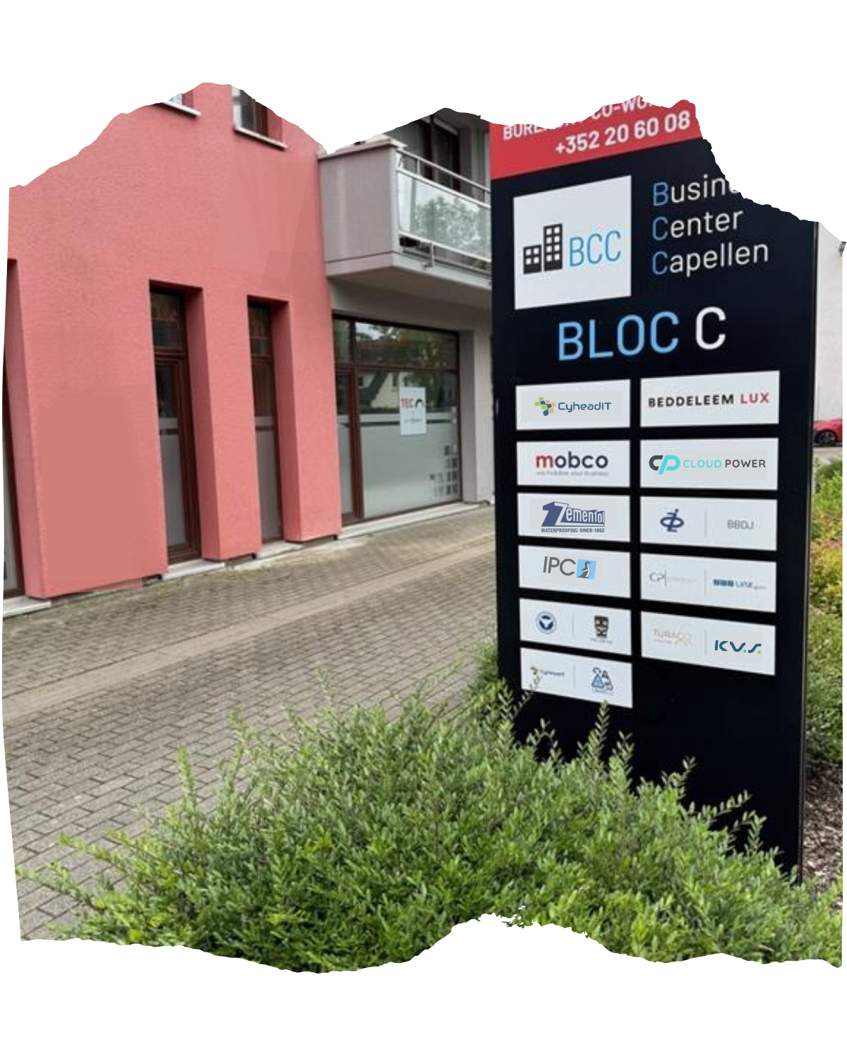 Panneau d’entrée du Business Center Capellen au Luxembourg avec le logo de Cloud Power et d’autres entreprises.