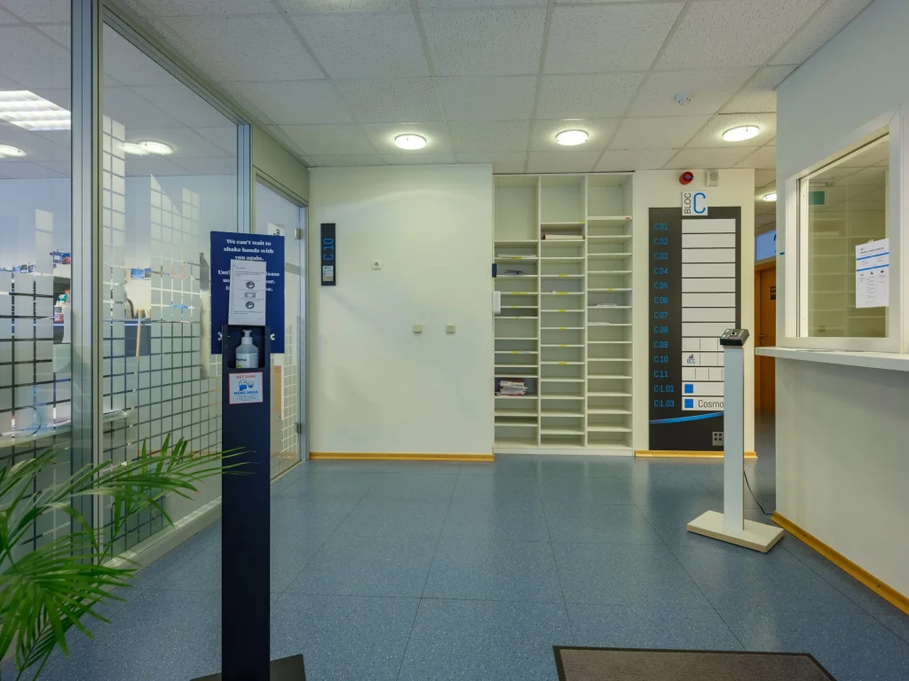 Hall d’accueil du Business Center Capellen, Bloc C, avec borne de désinfection et espace de réception.
